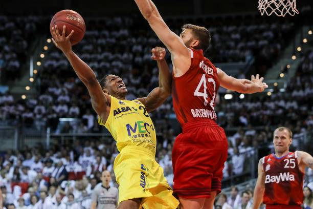 队形成了攻 队形成了攻